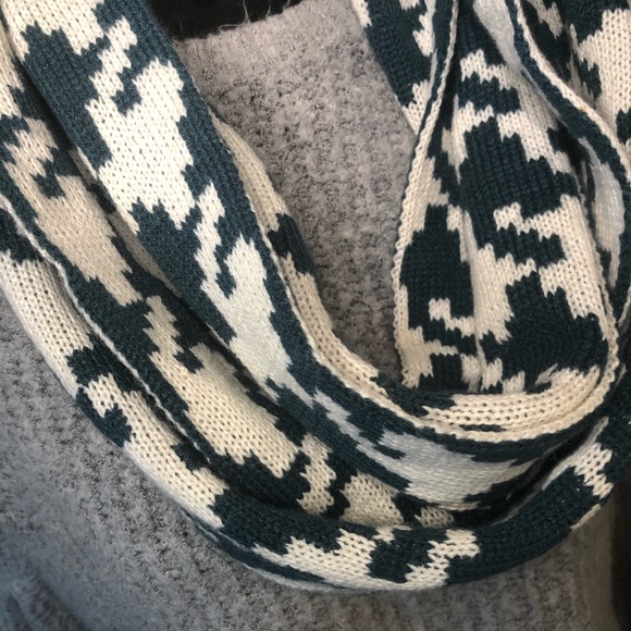 Berkshire Fashions Infinity Knit Wrap Large Houndstooth Green White Scarf One Sz - Picture 2 of 6